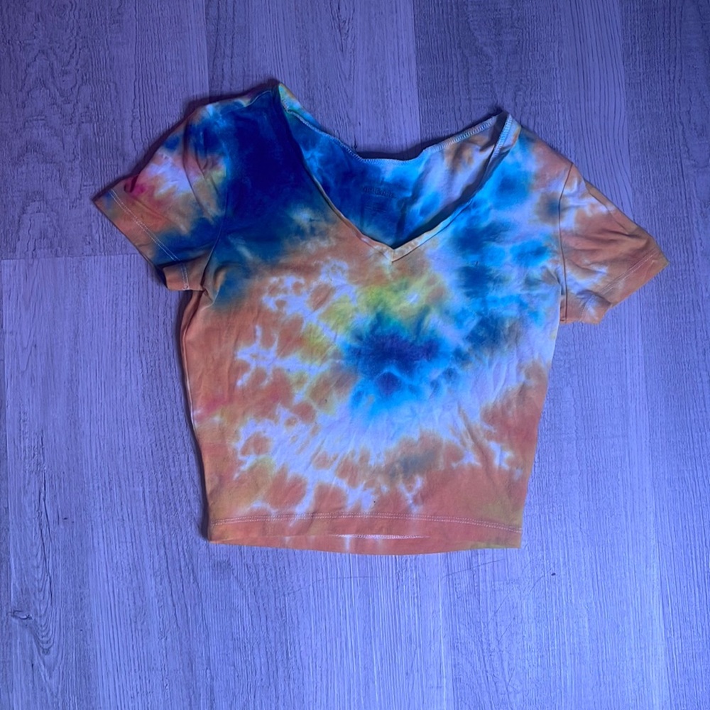Tie dye crop v neck shirt
